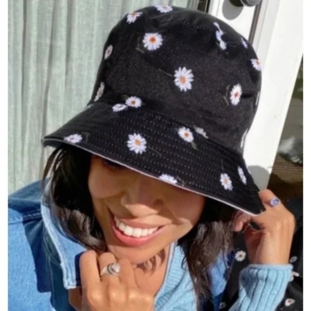 Alice + Olivia FabFitFun Reversible Summer Daisy Print Bucket Hat Black White